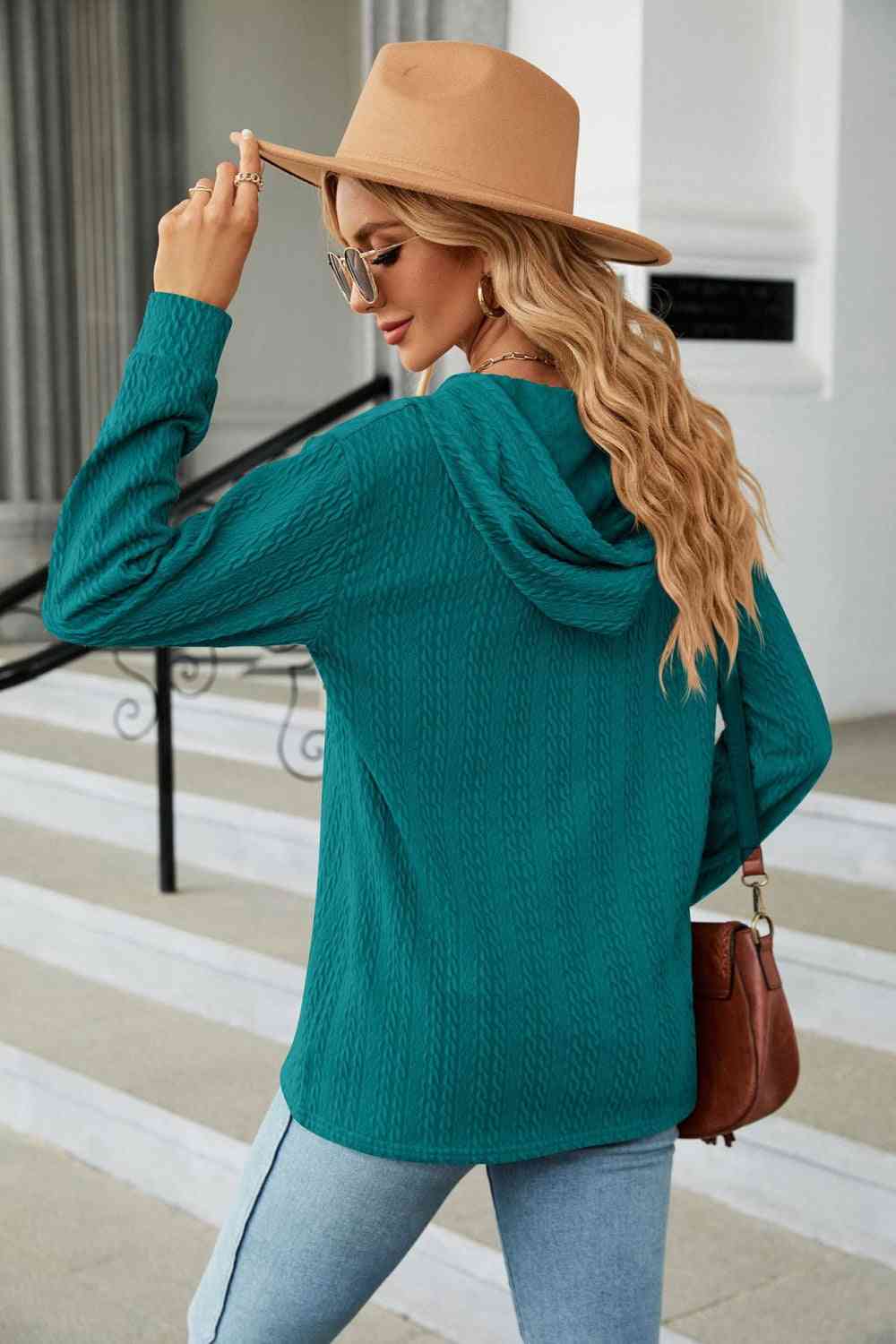 Kabelstrick-Kapuzenpullover mit Langärmeln für Damen