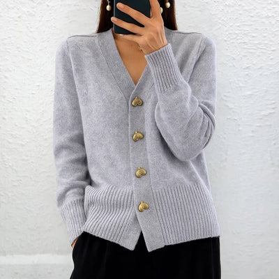 Lydia™ | Eleganter Pullover mit Herzknöpfen