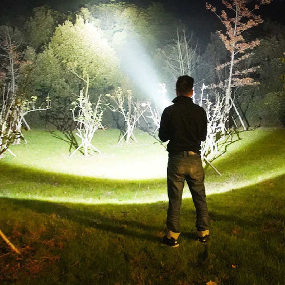 30000-5000 Lumen LED Taschenlampe | Hochleistungsfähige, Wasserdichte Lösung für Sommerabenteuer