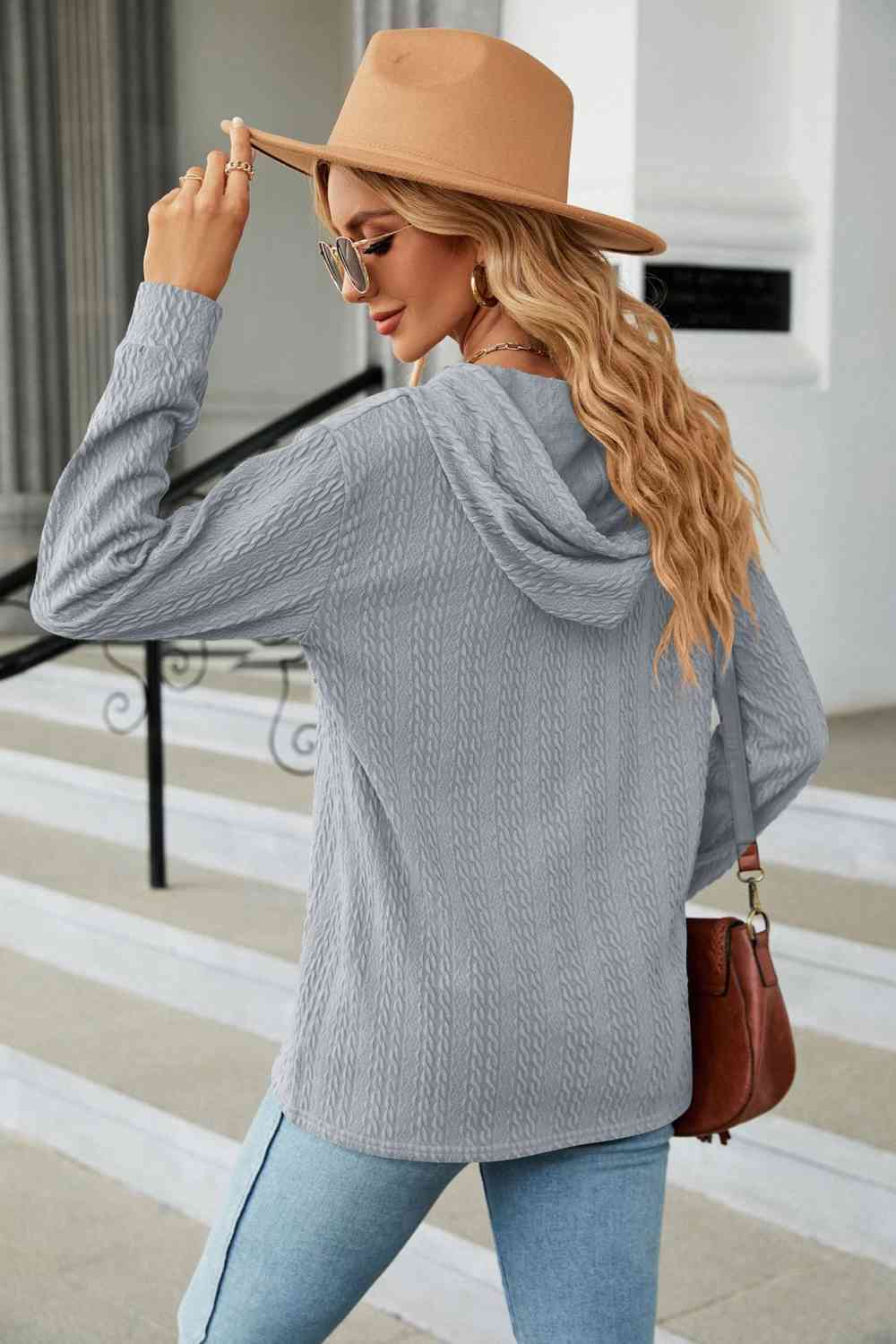 Kabelstrick-Kapuzenpullover mit Langärmeln für Damen