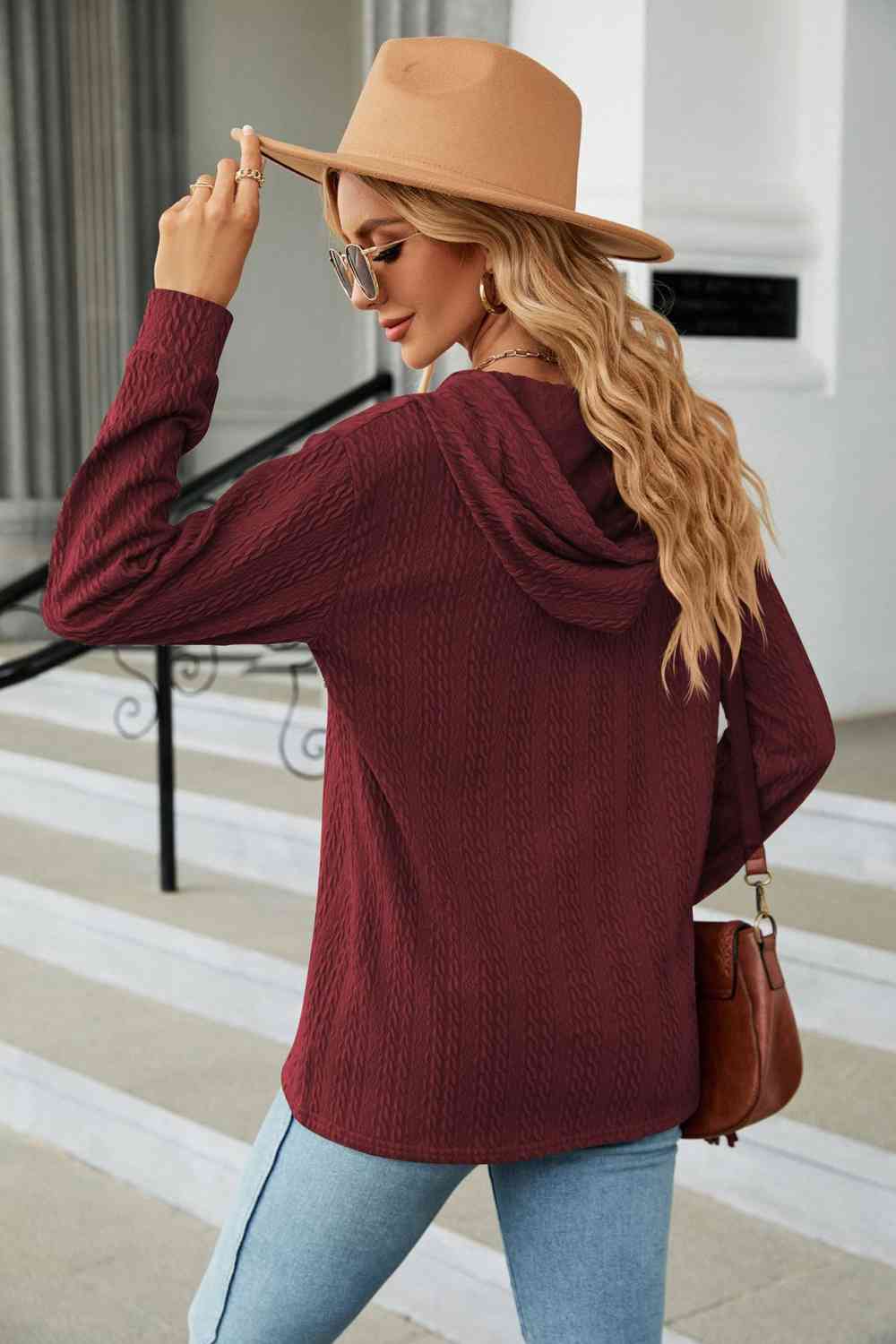 Kabelstrick-Kapuzenpullover mit Langärmeln für Damen