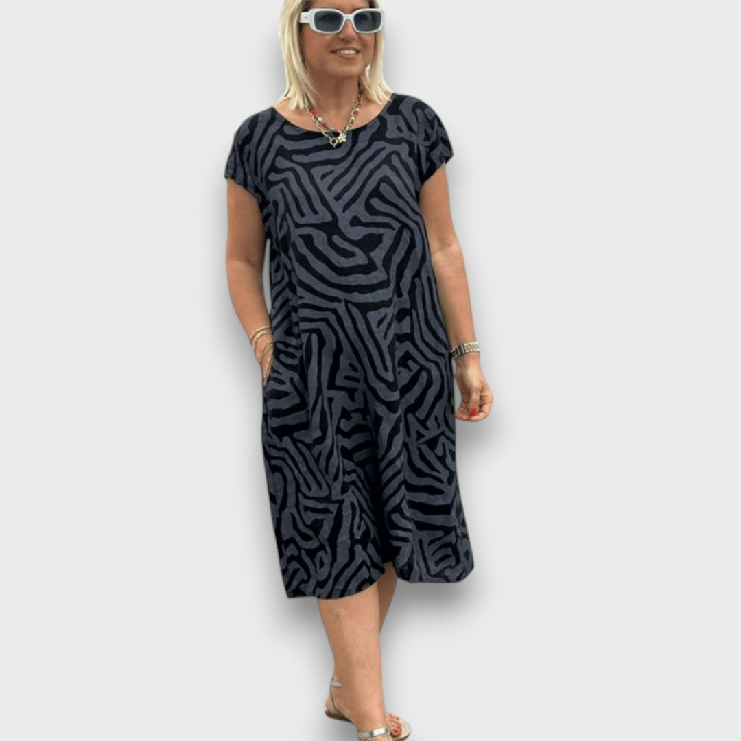 Zareni – Fließendes Kleid mit künstlerischem Print