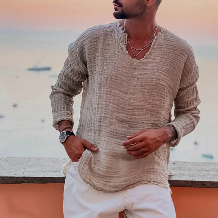 Schlichtes Sommerhirt mit V-Ausschnitt