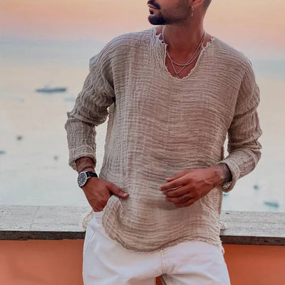 Schlichtes Sommerhirt mit V-Ausschnitt