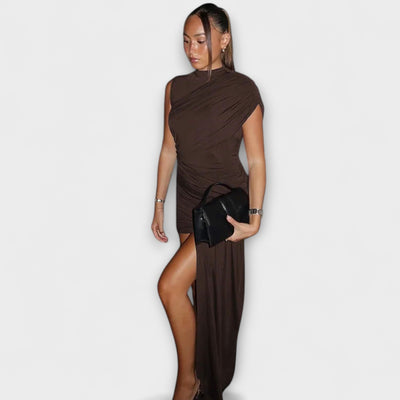 Liliane – Schmal geschnittenes Plisseekleid mit Rundhalsausschnitt