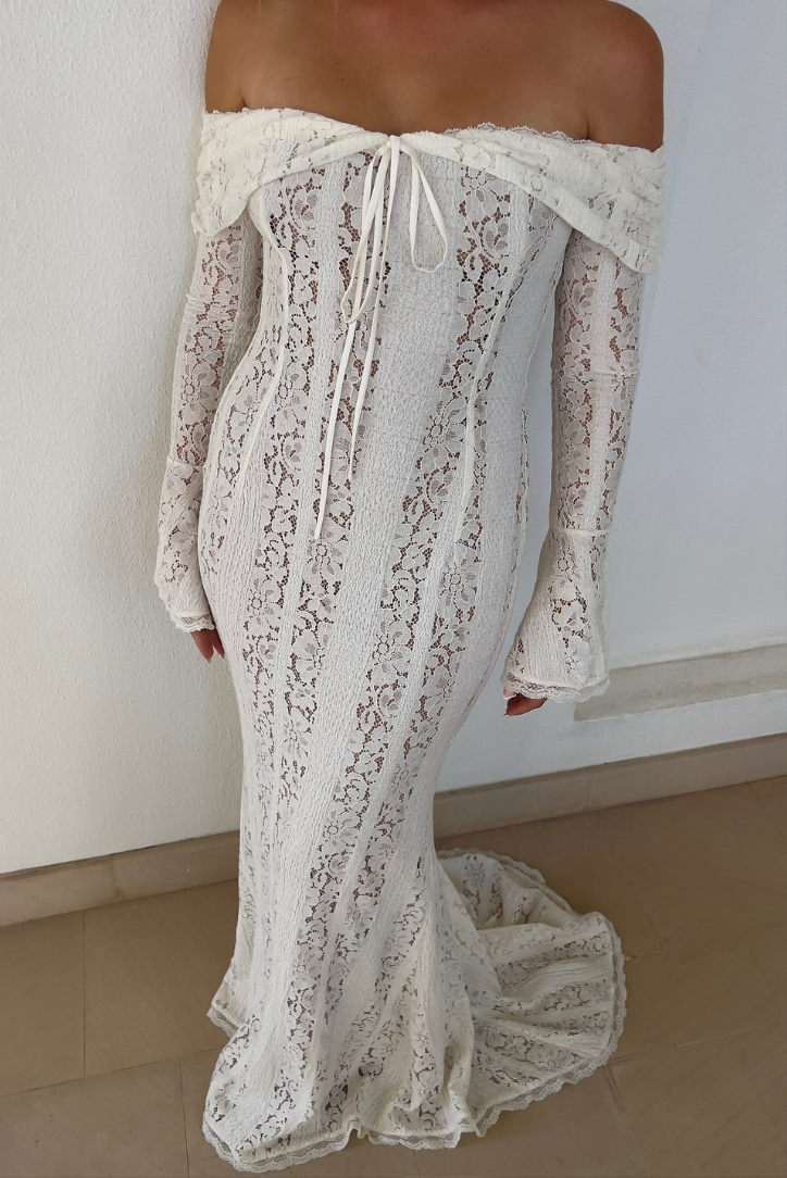 Viraya – Schulterfreies Maxikleid aus Häkelspitze
