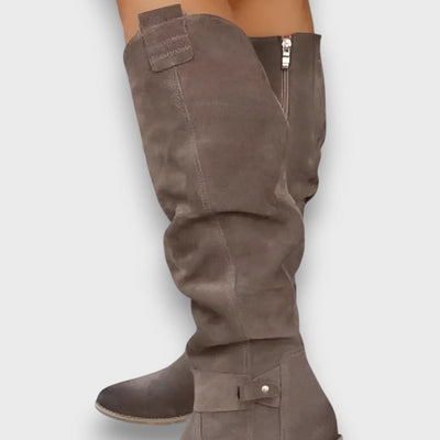 Leontine – Kniehohe Stiefel mit samtigem Charme