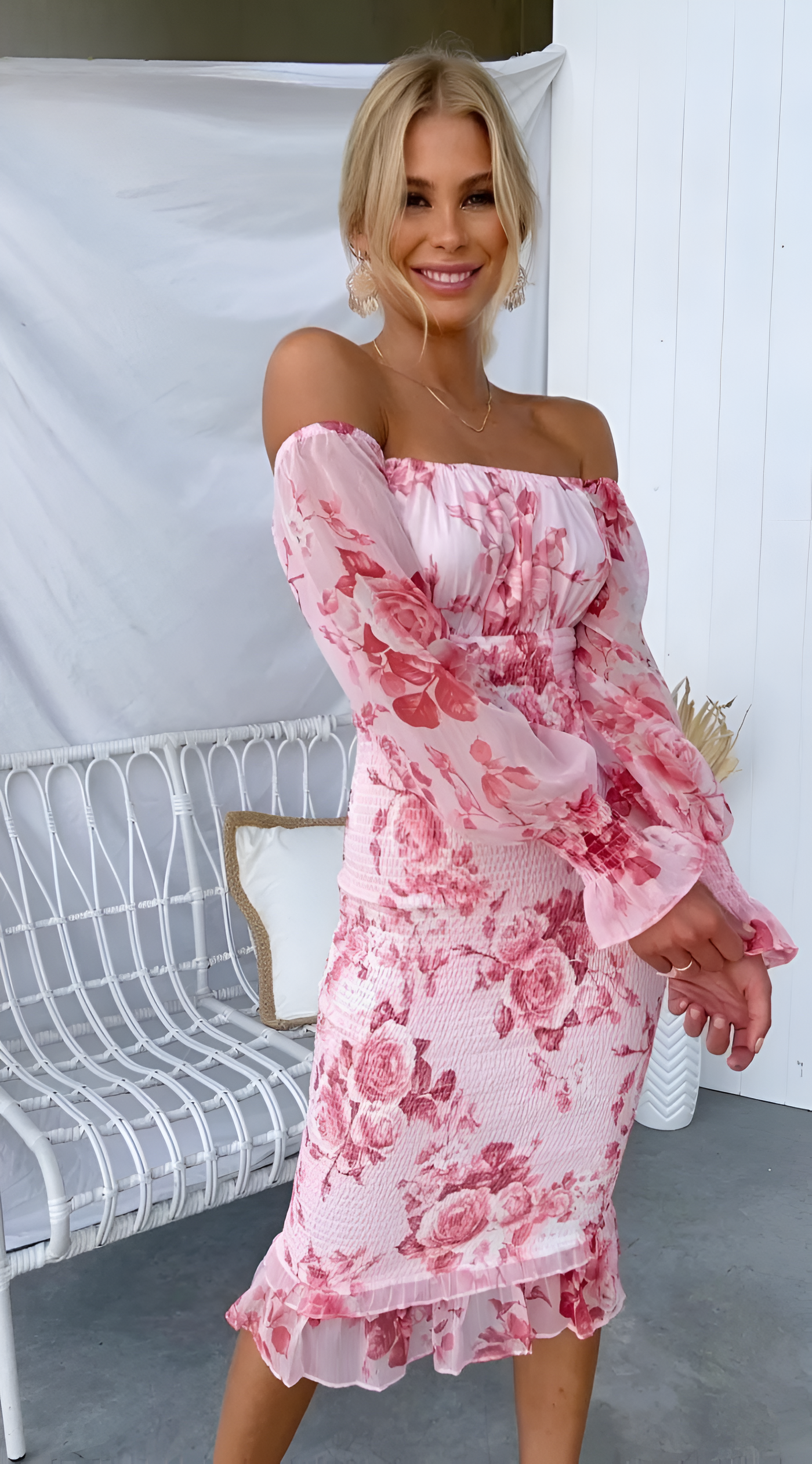 Schulterfreies Midi-Kleid | Smock-Design & Rüschen | Romantische Eleganz