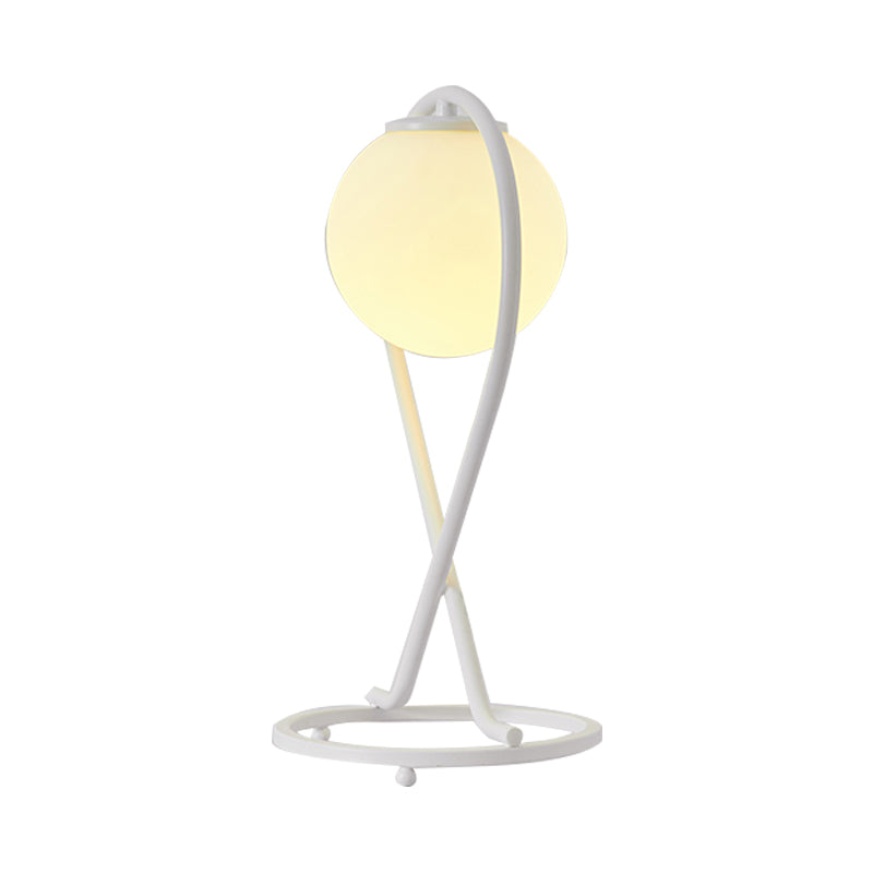 Crosstique – modernes lineares Nachttischlicht aus Eisen