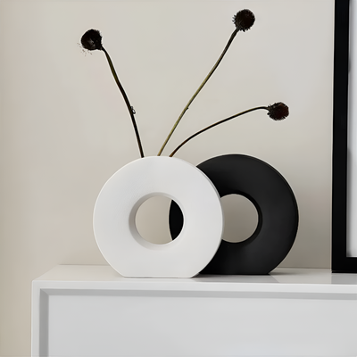 DecoraForm skulptierte Keramische Akzentvase – Moderner Handgefertigter Blickfang