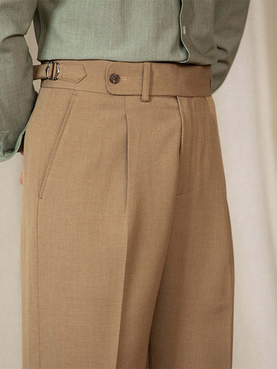 Hochgeschnittene, lässige Herren Hose im Old Money-Stil