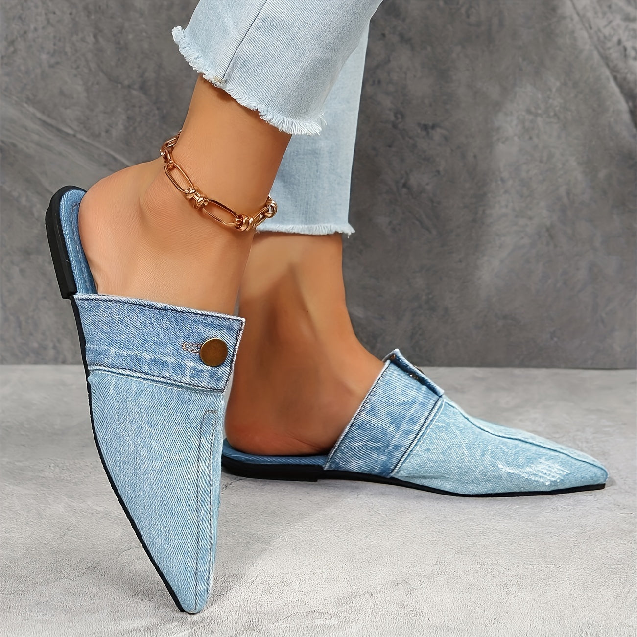 Mules im Denim-Look | Spitz zulaufend | Metallknopf-Detail