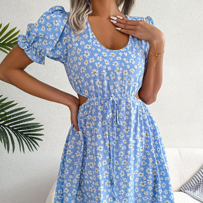 Jurk met vierkante halslijn en vetersluiting