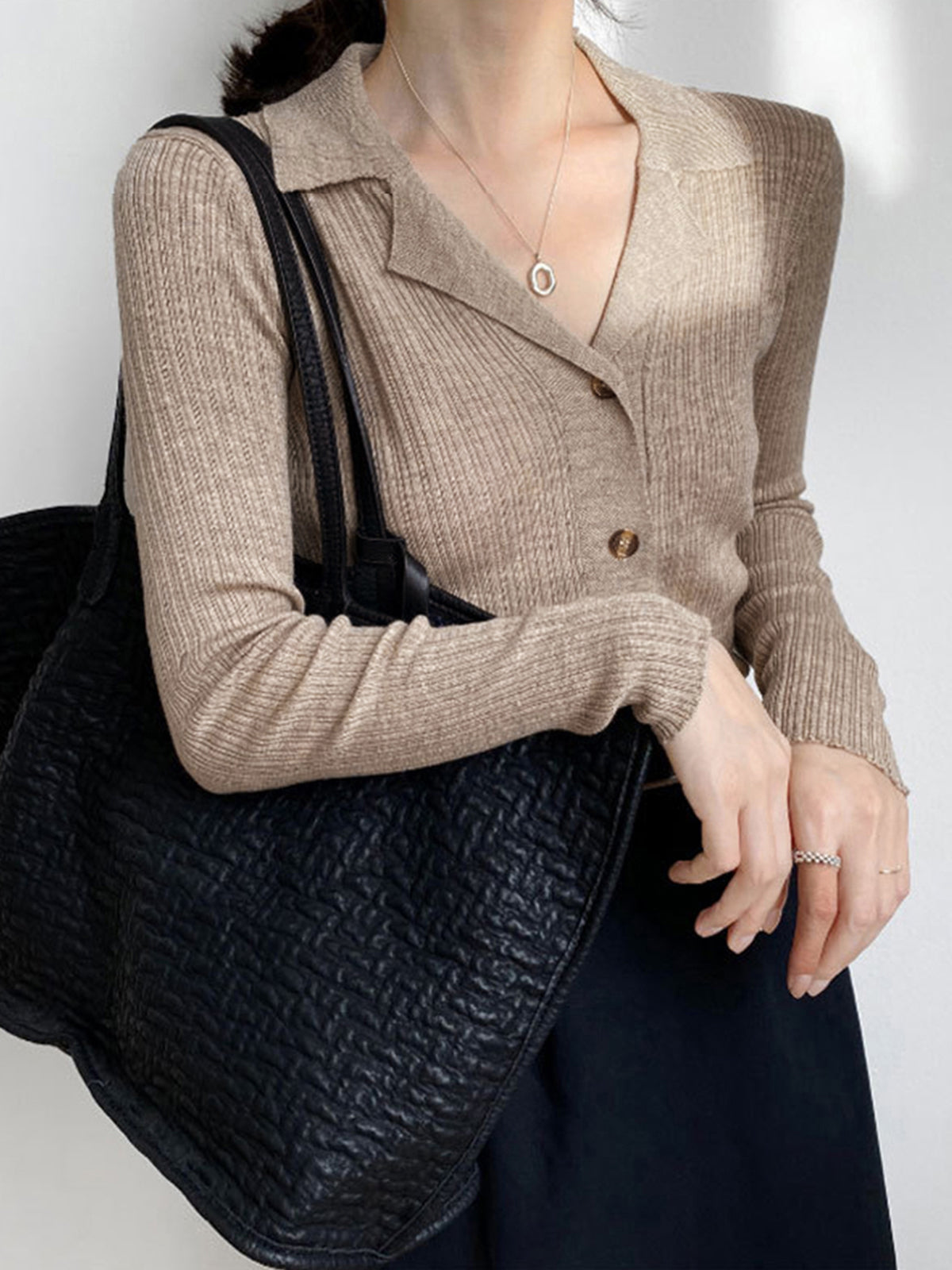 Strickjacke mit Kragen | Feiner Rippenstrick | Zeitlose Eleganz