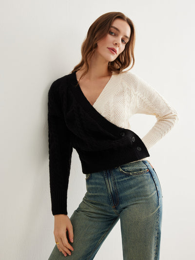 Moderne Damen Wickel-Cardigan aus Strick | Zopfmuster & Zweifarbiger Look