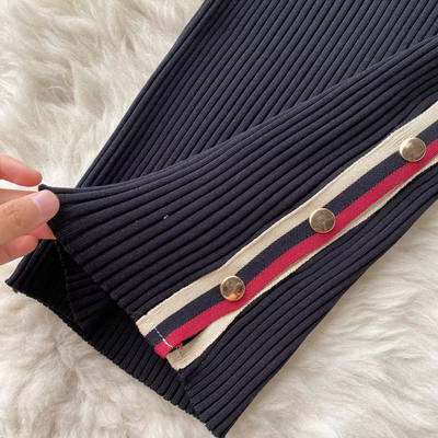 Damen Strickkleid figurbetont | Mit Kontraststreifen & Seitenschlitz-Design