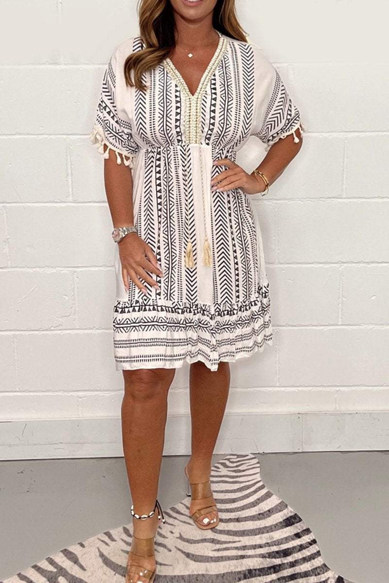 Kleid mit Ethno-Muster | V-Ausschnitt | Taillierter Schnitt