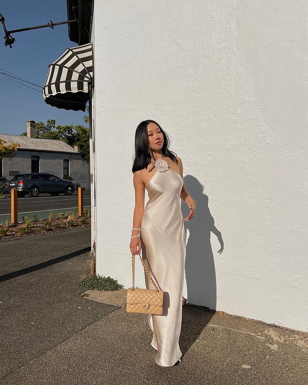 Faelith ™ | Rückenfreies Maxikleid aus Satin mit Neckholder