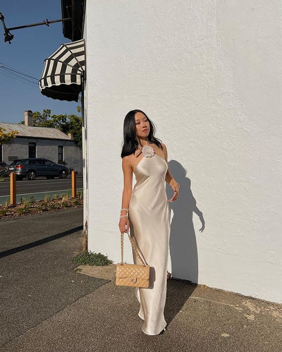 Faelith ™ | Rückenfreies Maxikleid aus Satin mit Neckholder