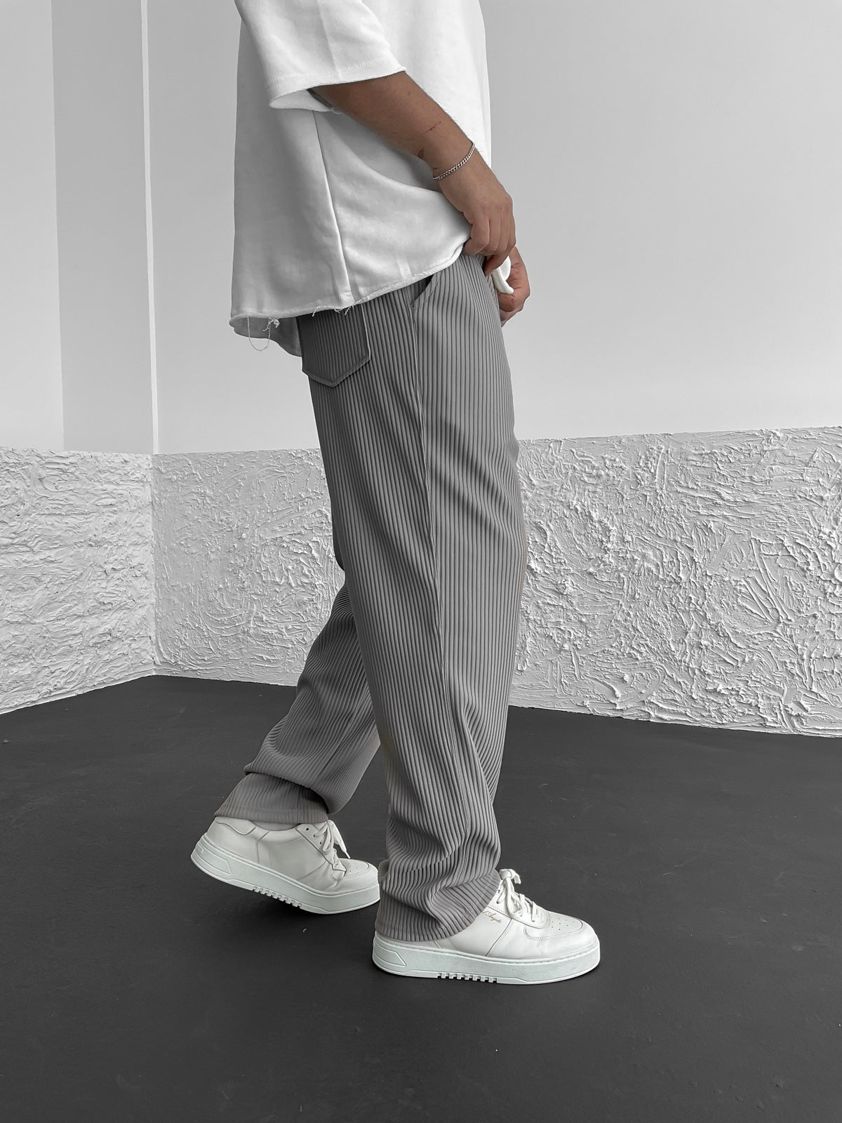 Gerippte Hose – locker sitzende Stretch-Baggy-Hose für Herren mit Kordelzug