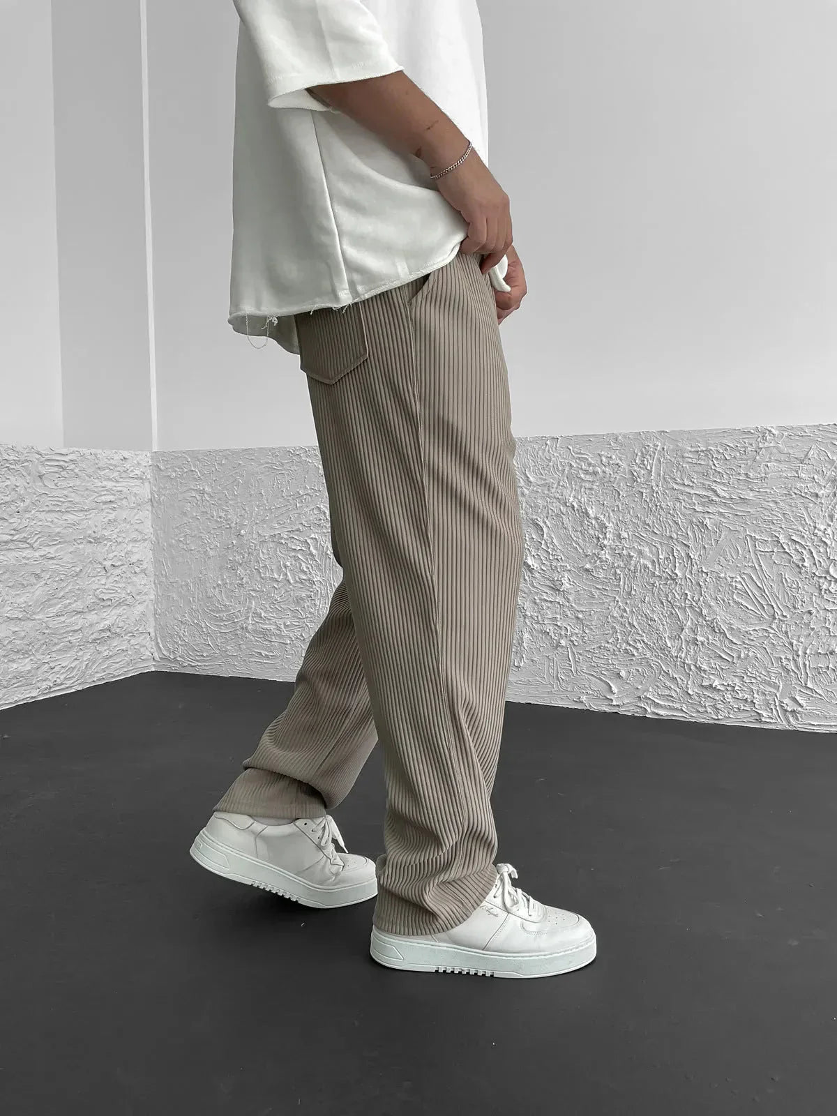 Gerippte Hose – locker sitzende Stretch-Baggy-Hose für Herren mit Kordelzug