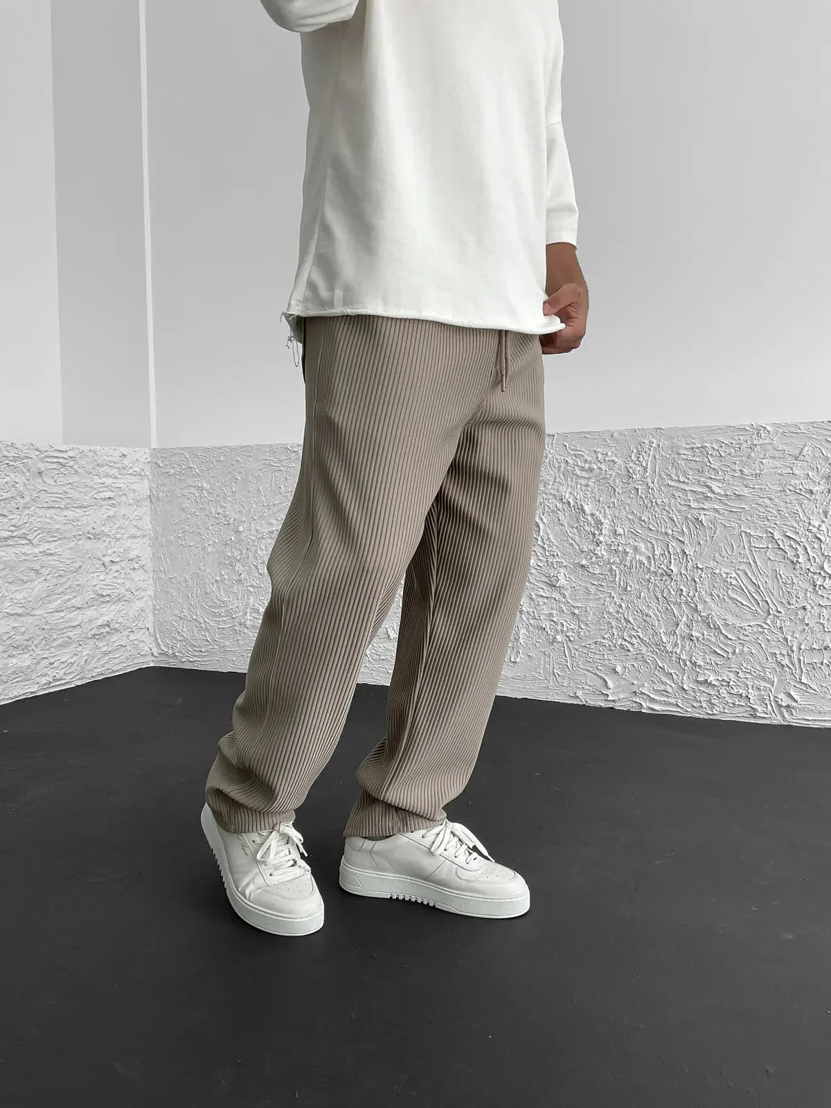 Gerippte Hose – locker sitzende Stretch-Baggy-Hose für Herren mit Kordelzug