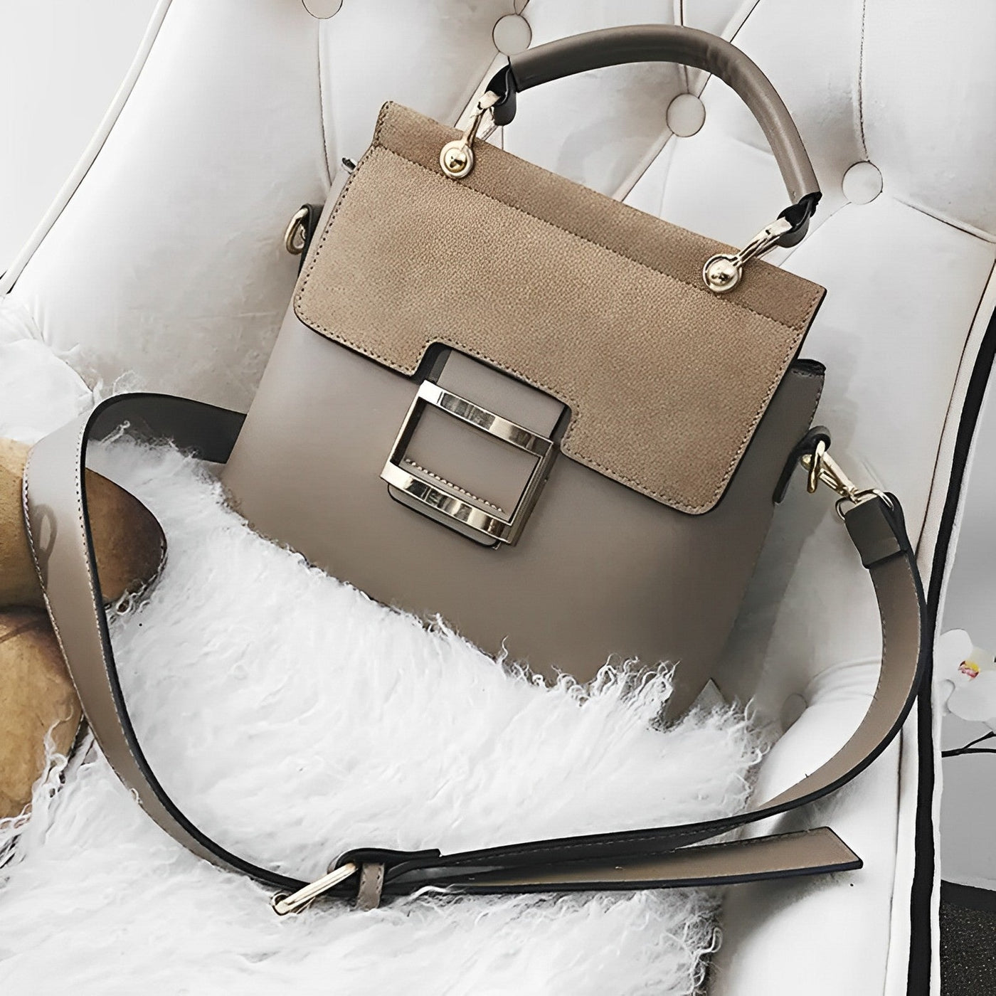 Elegante Handtasche | Zweifarbiger Look | Statement-Schnalle