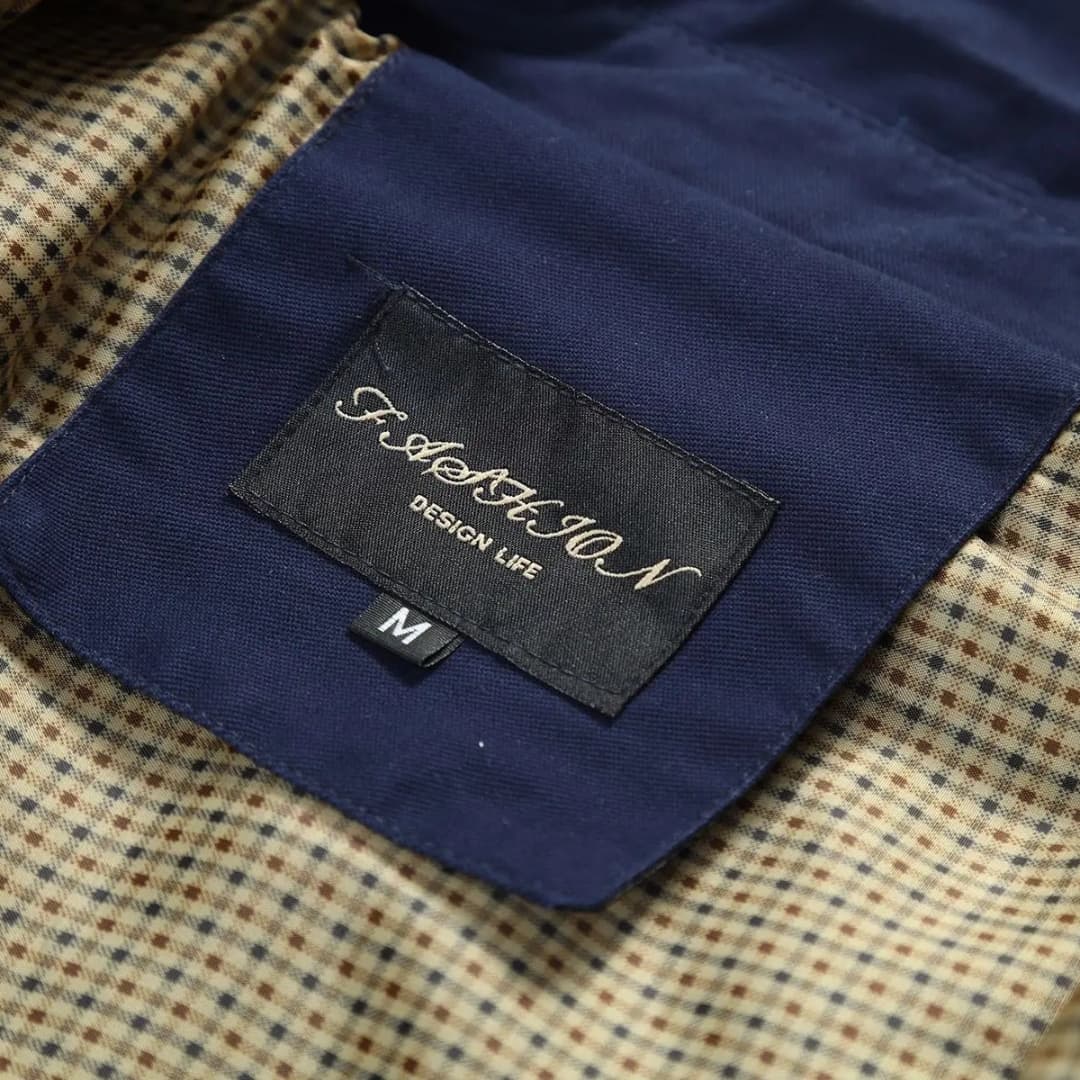 Herren Trench coat mit Knopfverschluss und Taschen Details