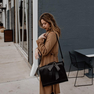 Elegante Umhängetasche | Cut-Out-Design & Schleife | Femininer Stil