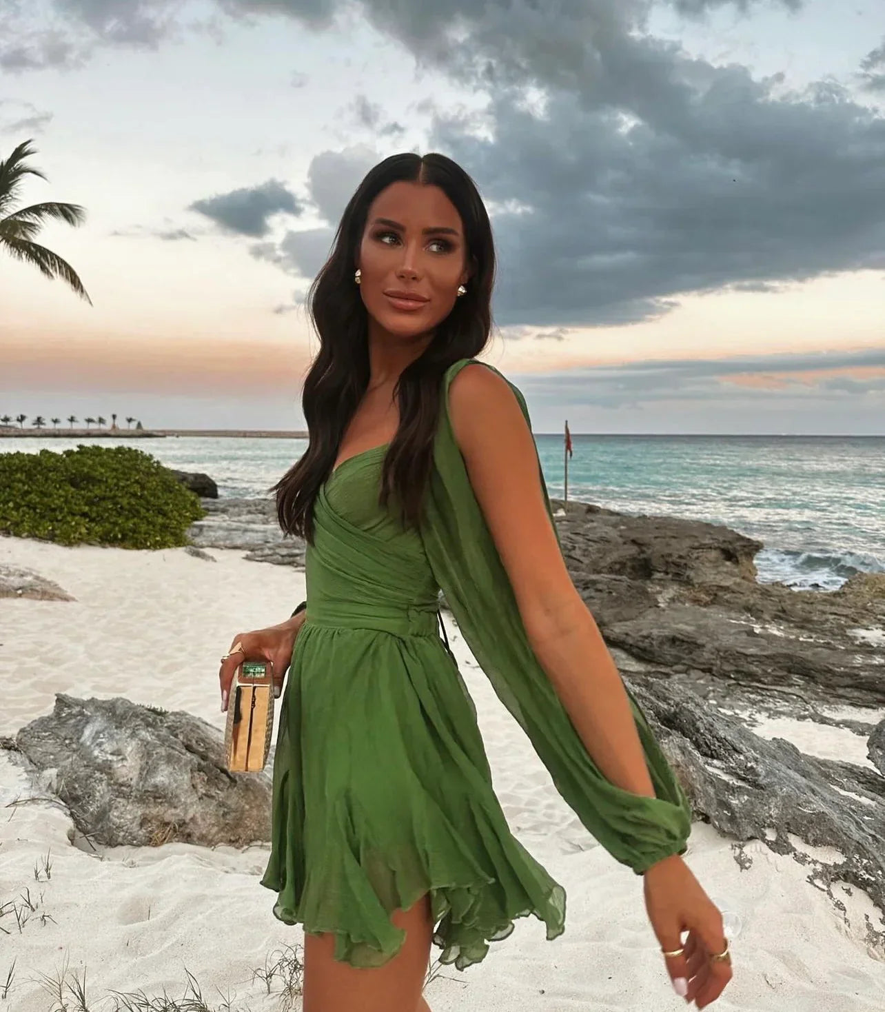 Mila | Minikleid mit offenem Rücken und Ballonärmeln