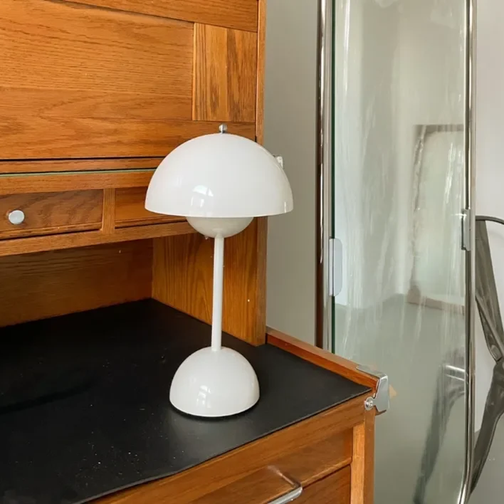 LumiGlow | Moderne Tischlampe mit sommerlicher Funktionalität