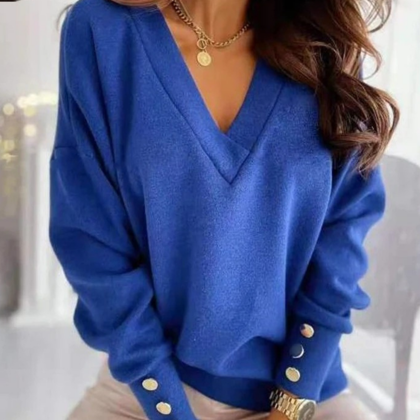Strickpullover mit V-Ausschnitt | Goldknopf-Details | Eleganter Stil