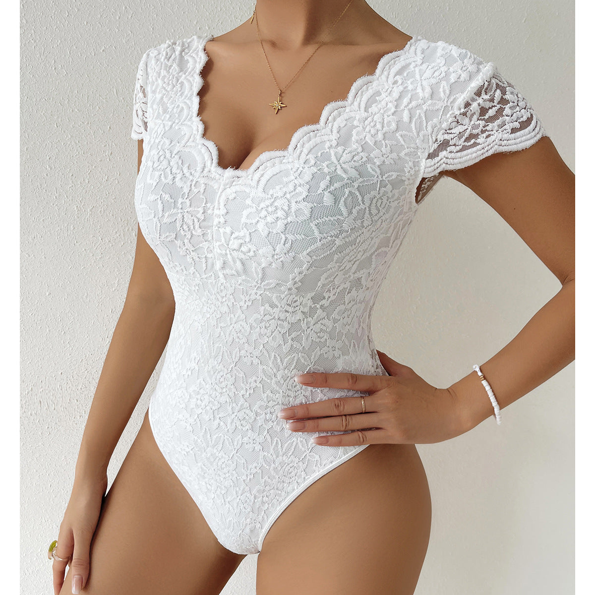 Avice® | Figurbetonte Spitzen-Bodys mit V-Ausschnitt