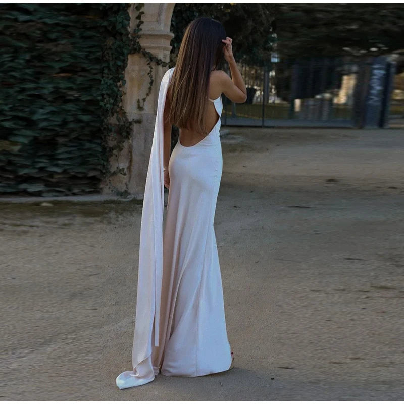 Elégance Nocturne – Elegantes Cocktailkleid mit Bindenausschnitt und offenem Rücken