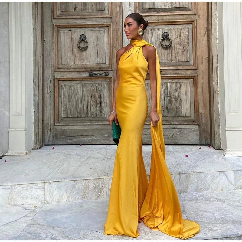 Elégance Nocturne – Elegantes Cocktailkleid mit Bindenausschnitt und offenem Rücken