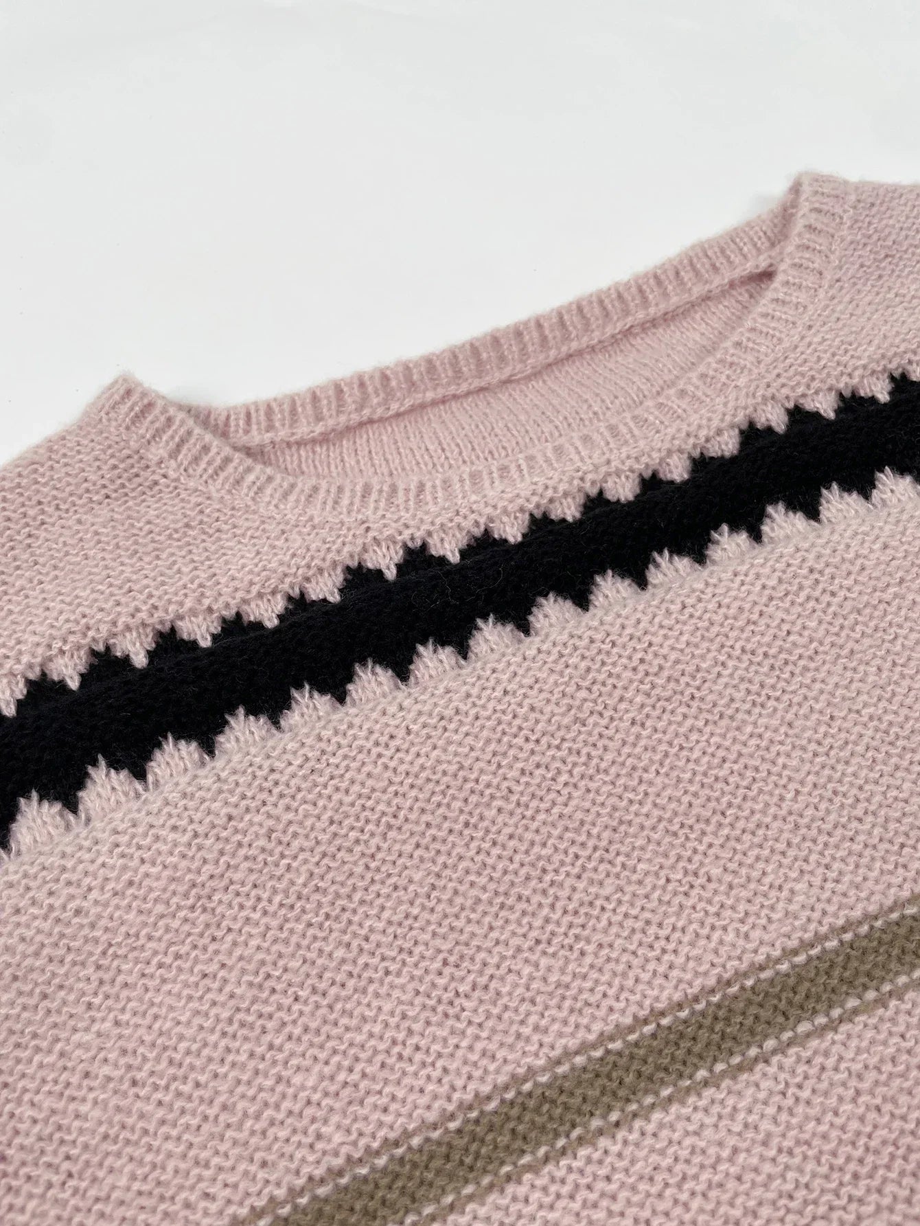 Gestreifter Pullover mit Rüschenbesatz für Frauen