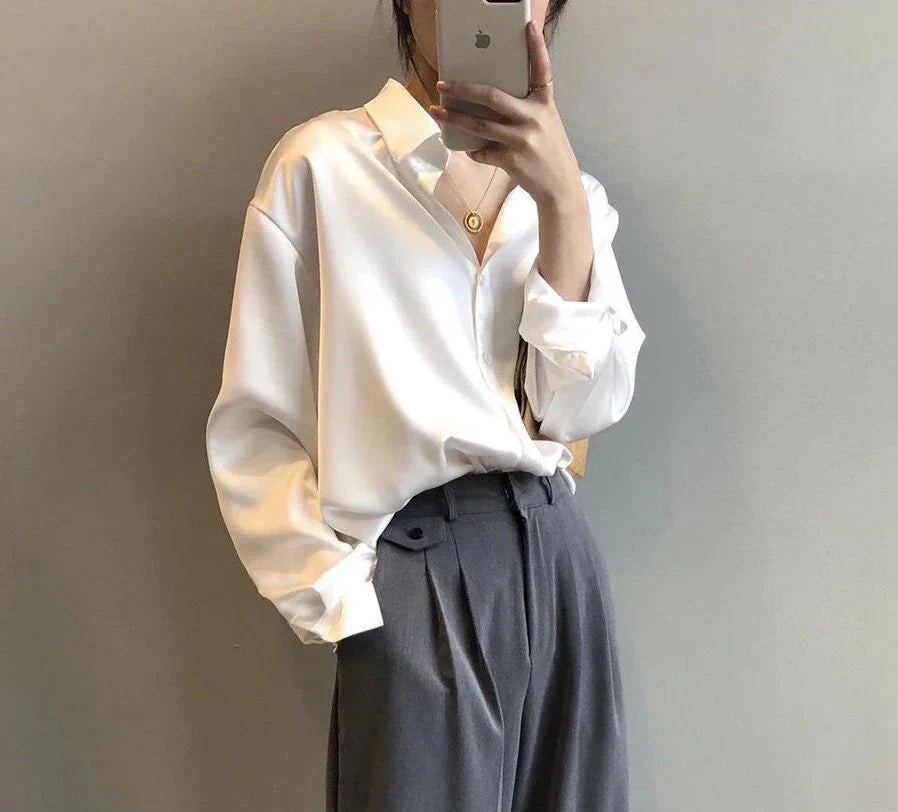 Ivy Sommerbluse | Moderne Seidenbluse für Damen mit Knöpfen