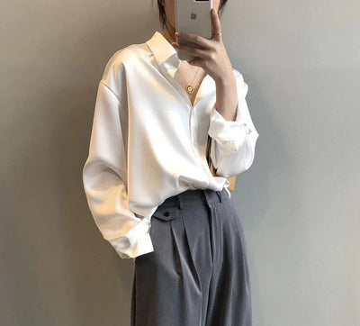 Ivy Sommerbluse | Moderne Seidenbluse für Damen mit Knöpfen