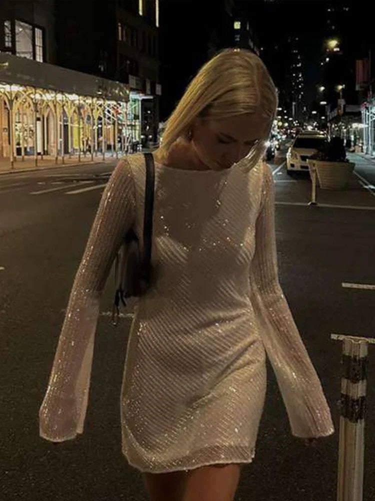 Zerynna™ | Rückenfreies, schimmerndes Minikleid mit langen Ärmeln