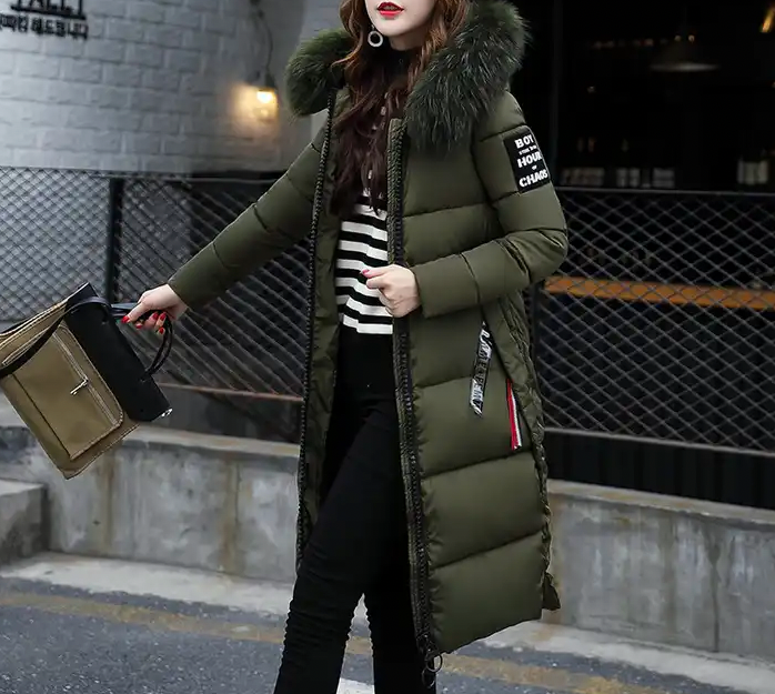 Langer Mantel mit Pelzkragen