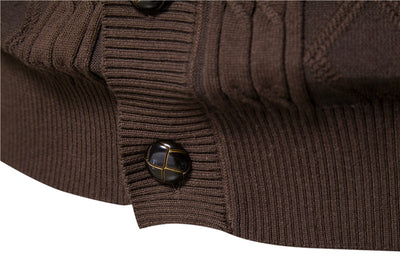 Strickjacke mit V-Ausschnitt und Zopfmuster für Herren