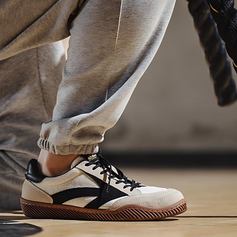 Sneakers – Sport – Schwarz und Weiß – Schnürschuhe – Herrenschuhe