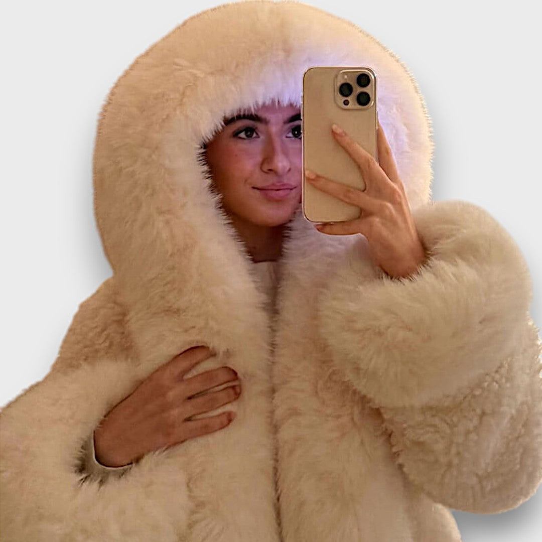 Noeline – Kurzjacke aus Kunstfell mit Kapuze