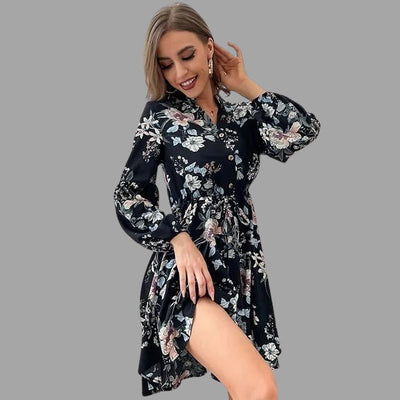 Floral gemustertes Hemdkleid mit geraffter Taille