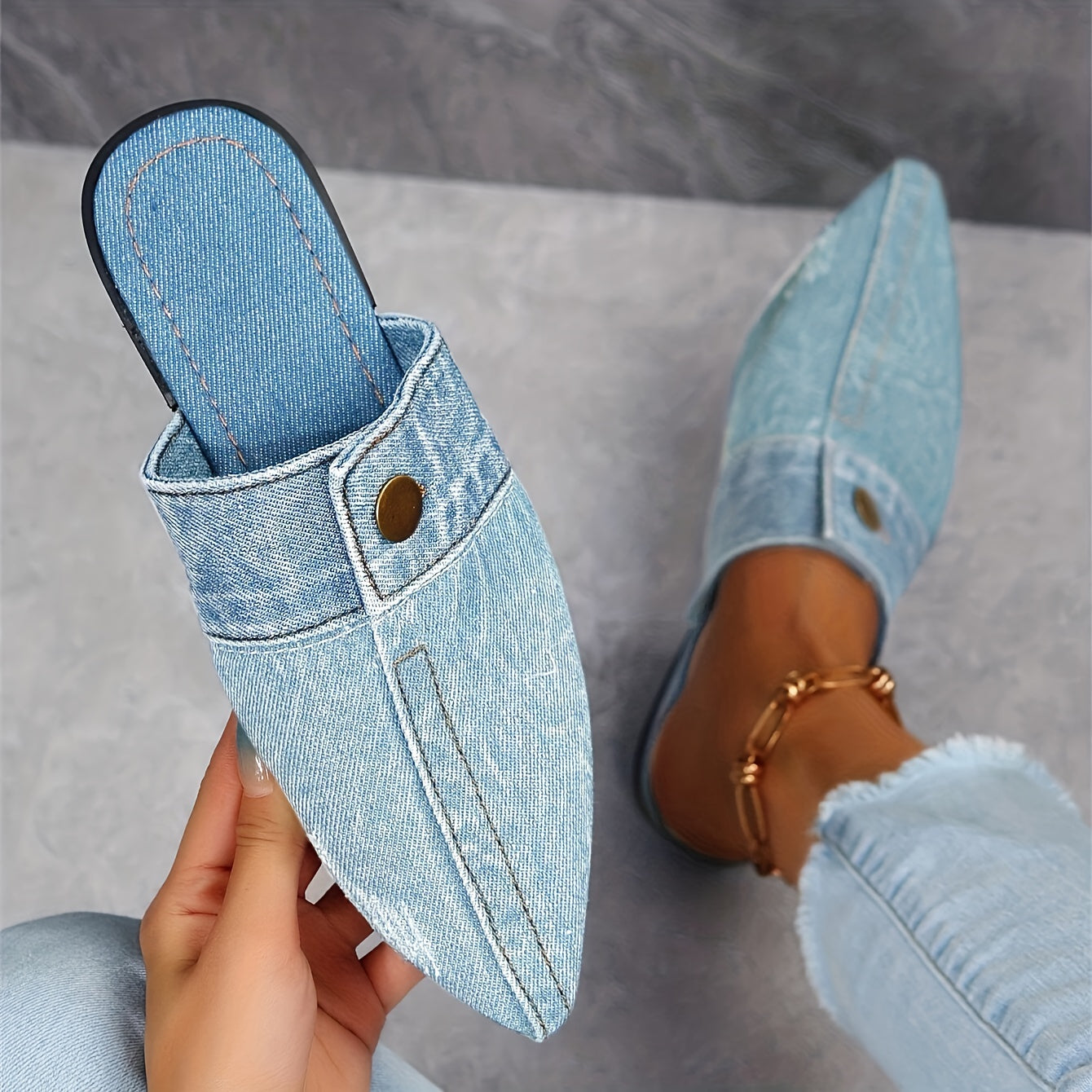 Mules im Denim-Look | Spitz zulaufend | Metallknopf-Detail