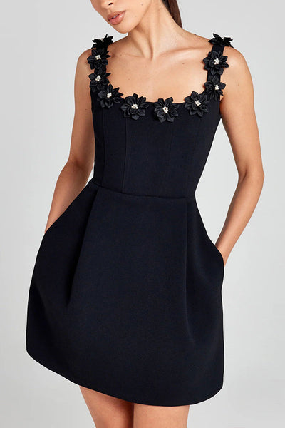 Cindy | Feminines Mini-Kleid mit Blumenapplikationen