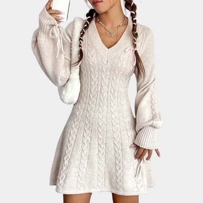 Damen Strickkleid mit Zopfmuster | V-Ausschnitt & Verspielte Ärmel