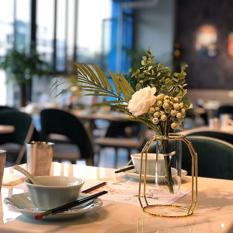 Klar Elegance Glasvase – Elegante Basis für Stilvolle Blumenarrangements