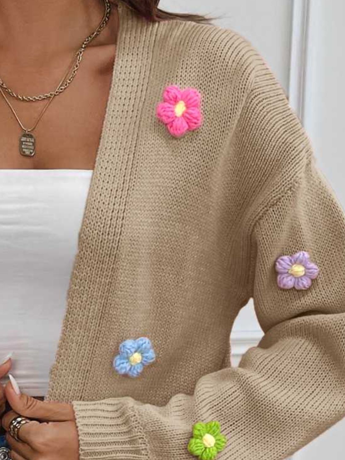 Strickjacke mit Blumen | Femininer Touch | Lässiger Chic
