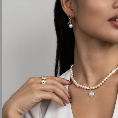 Geknotete Gold- und Süßwasserperlenohrringe